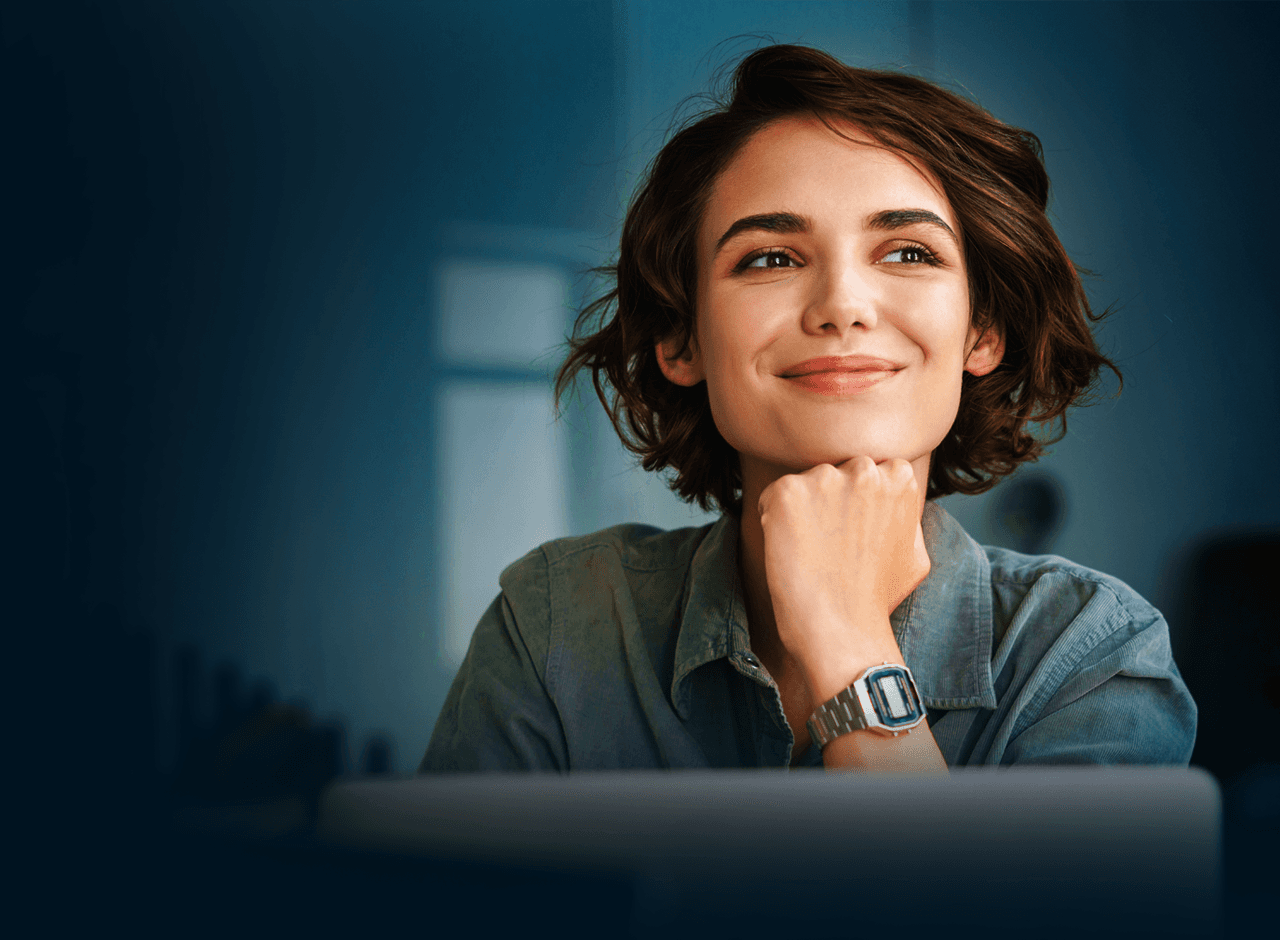 mujer con semblante positivo esta sonriendo 