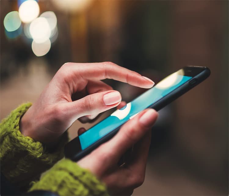 persona enviando un mensaje atravez de su telefono mobile