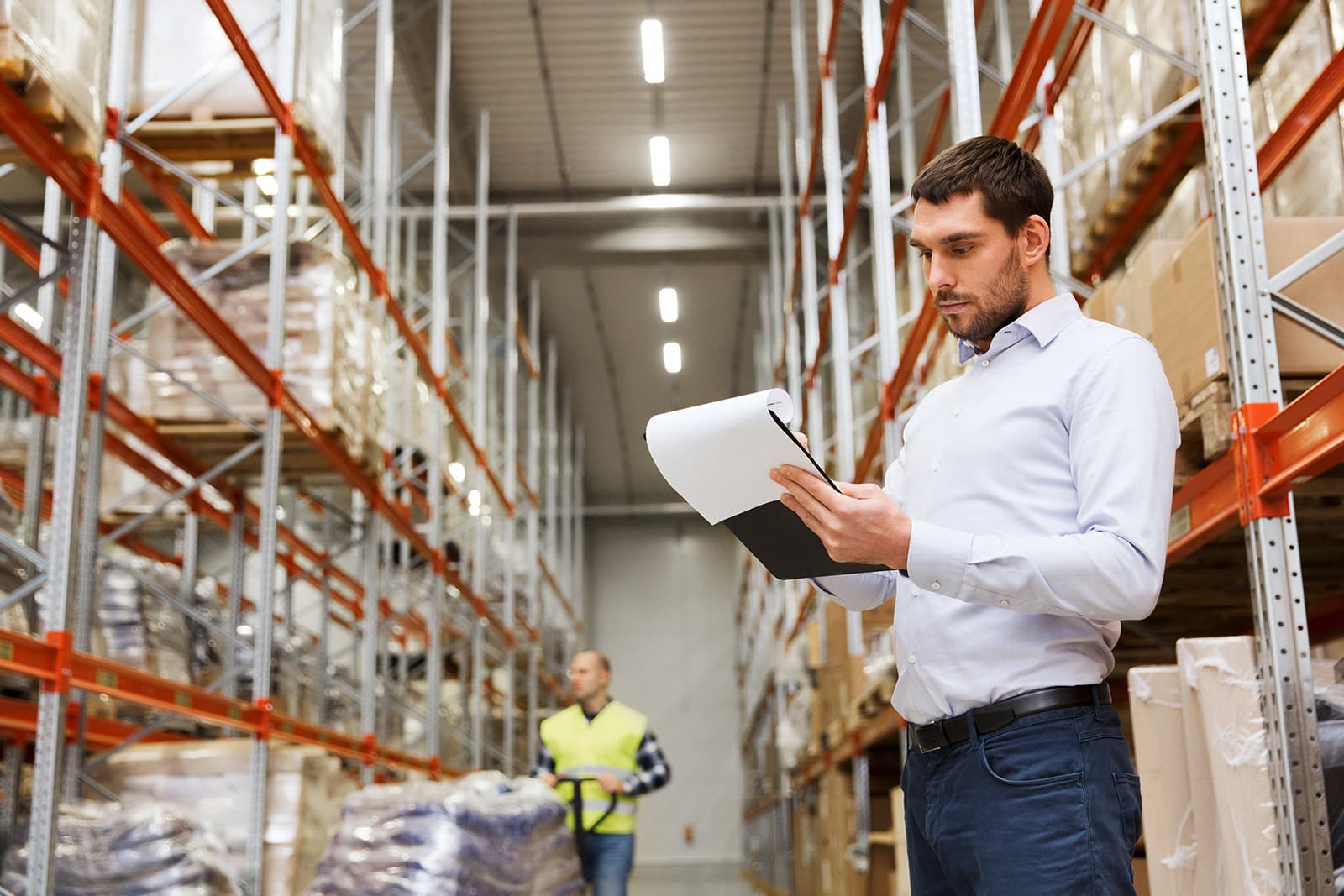 supervisor de bodega revisando un informe 