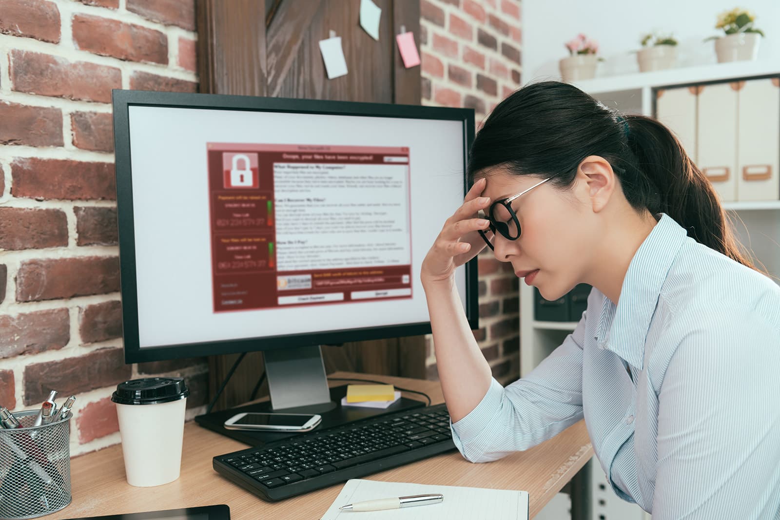 empleada de oficina con un virus en su computadora.